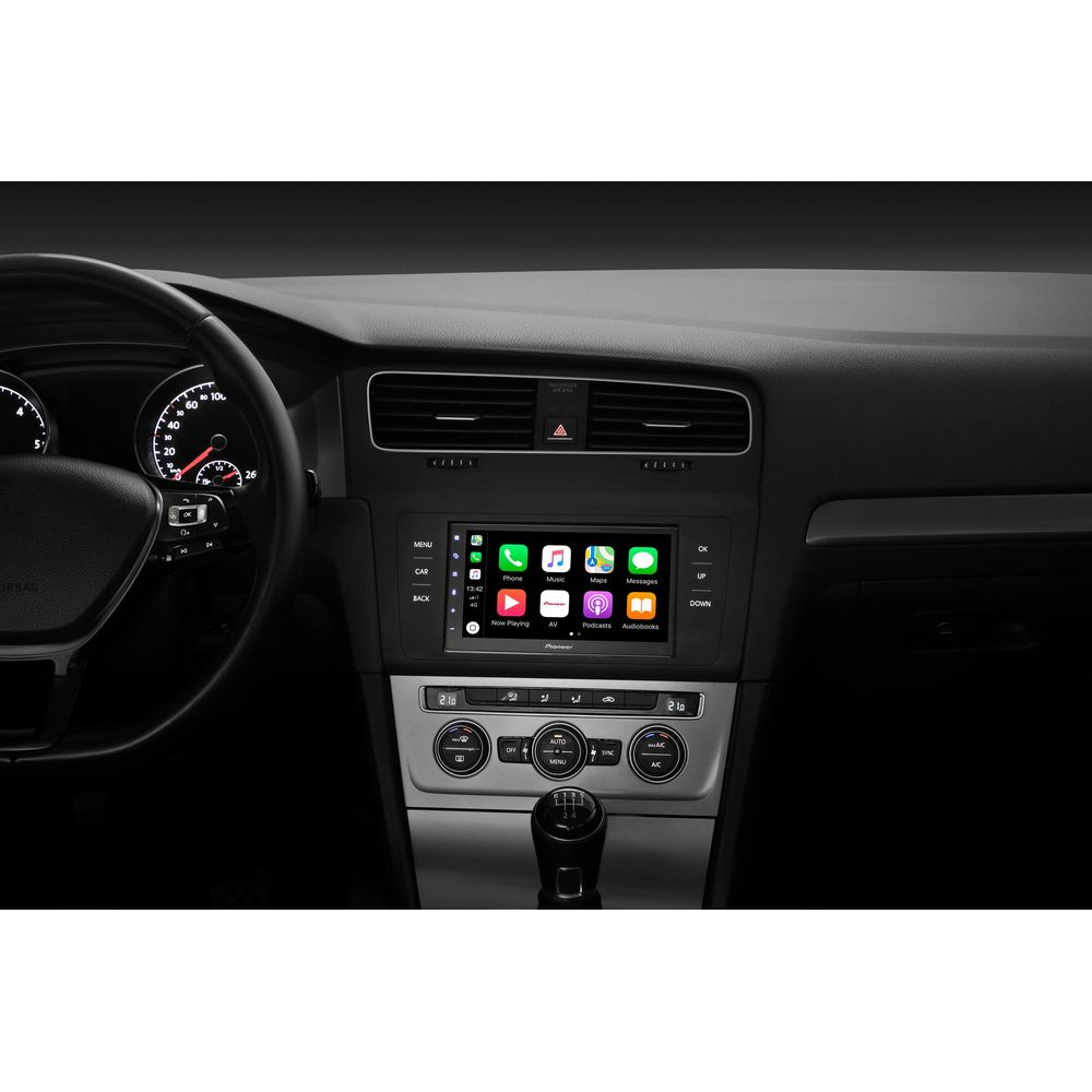Armaturenbrett eines Autos mit Infotainment-Bildschirm, der Apps anzeigt.