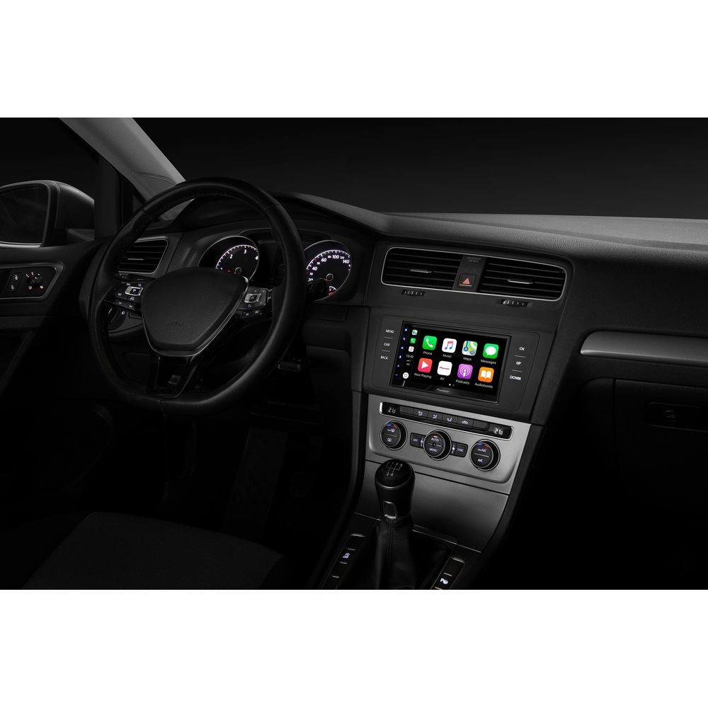 Innenansicht eines Autos mit Infotainment-System und Lenkrad