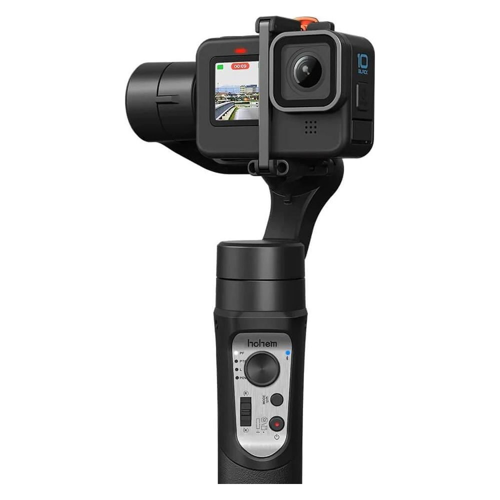 Czarny gimbal trzyma kamerę GoPro z ekranem pokazującym scenę. Białe tło.