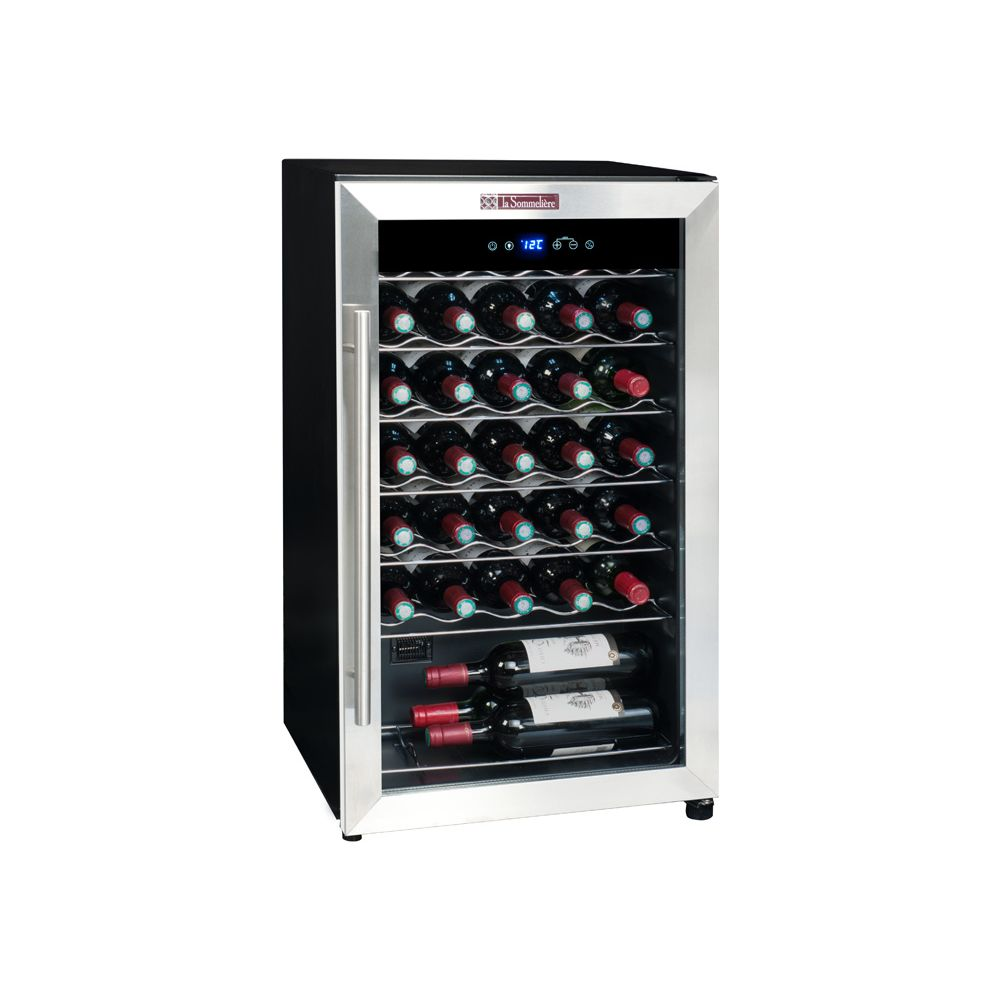 Un enfriador de vino negro con puerta de cristal y tirador plateado, lleno de botellas.