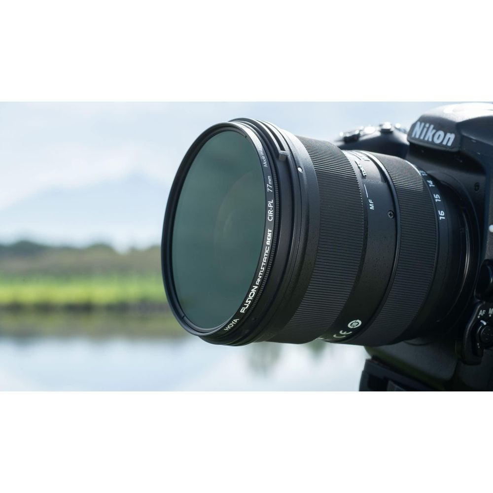Eine Nikon Kamera mit einem Objektiv und einem Zirkularpolfilter im Freien.