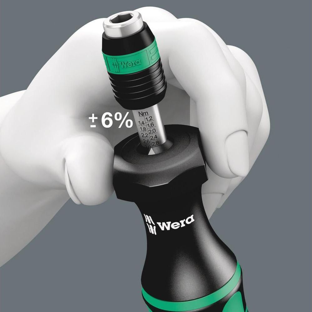 Mano sujetando llave dinamométrica con escala e indicador +/- 6%.