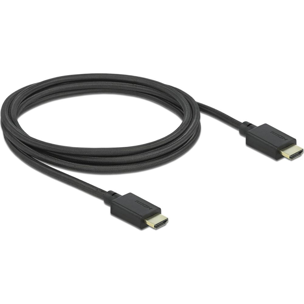 Ein schwarzes HDMI-Kabel mit zwei Anschlüssen auf weißem Hintergrund.