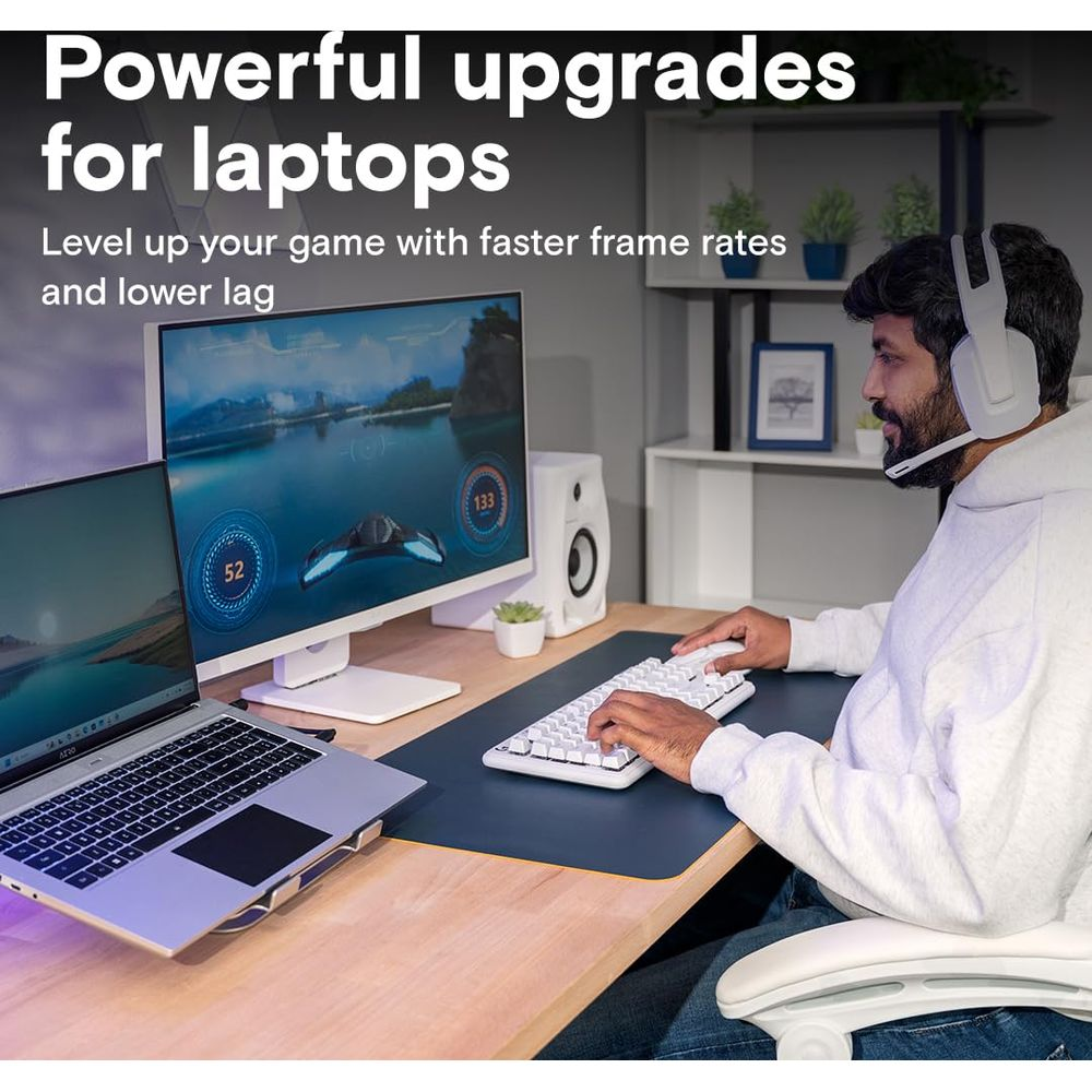 Mężczyzna gra na PC z słuchawkami, dwa monitory pokazują grę.