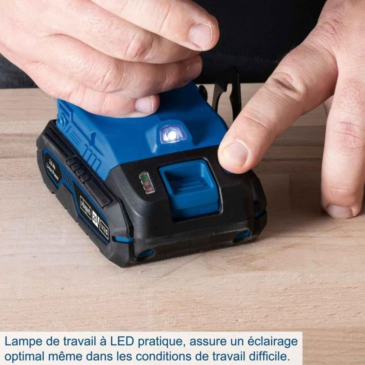 Een blauw LED-werklampje met batterij wordt door handen vastgehouden.