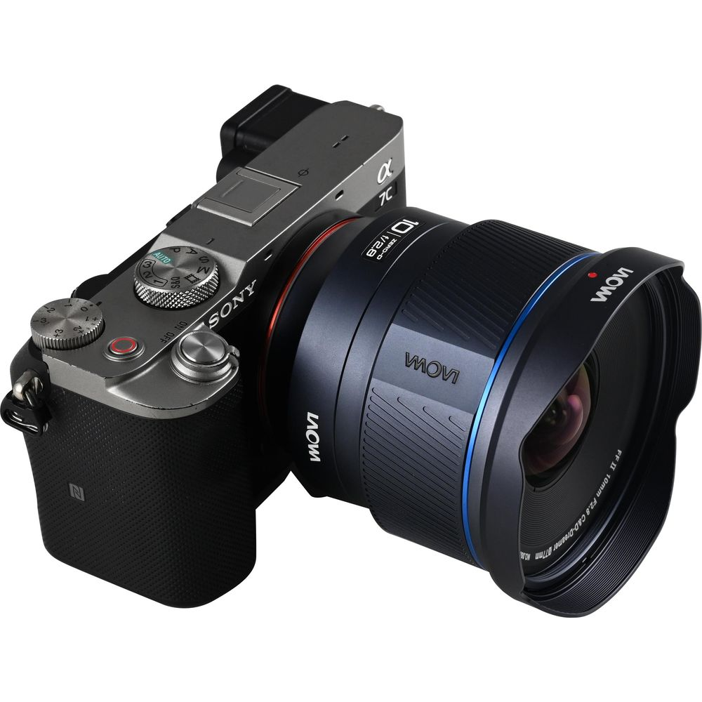 Una cámara Sony Alpha 7C con un objetivo Laowa 10mm F2.8.
