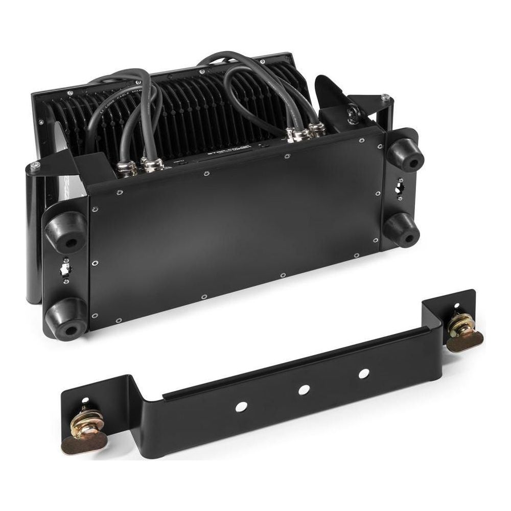 Un dispositivo electrónico negro con cables y un soporte sobre fondo blanco.