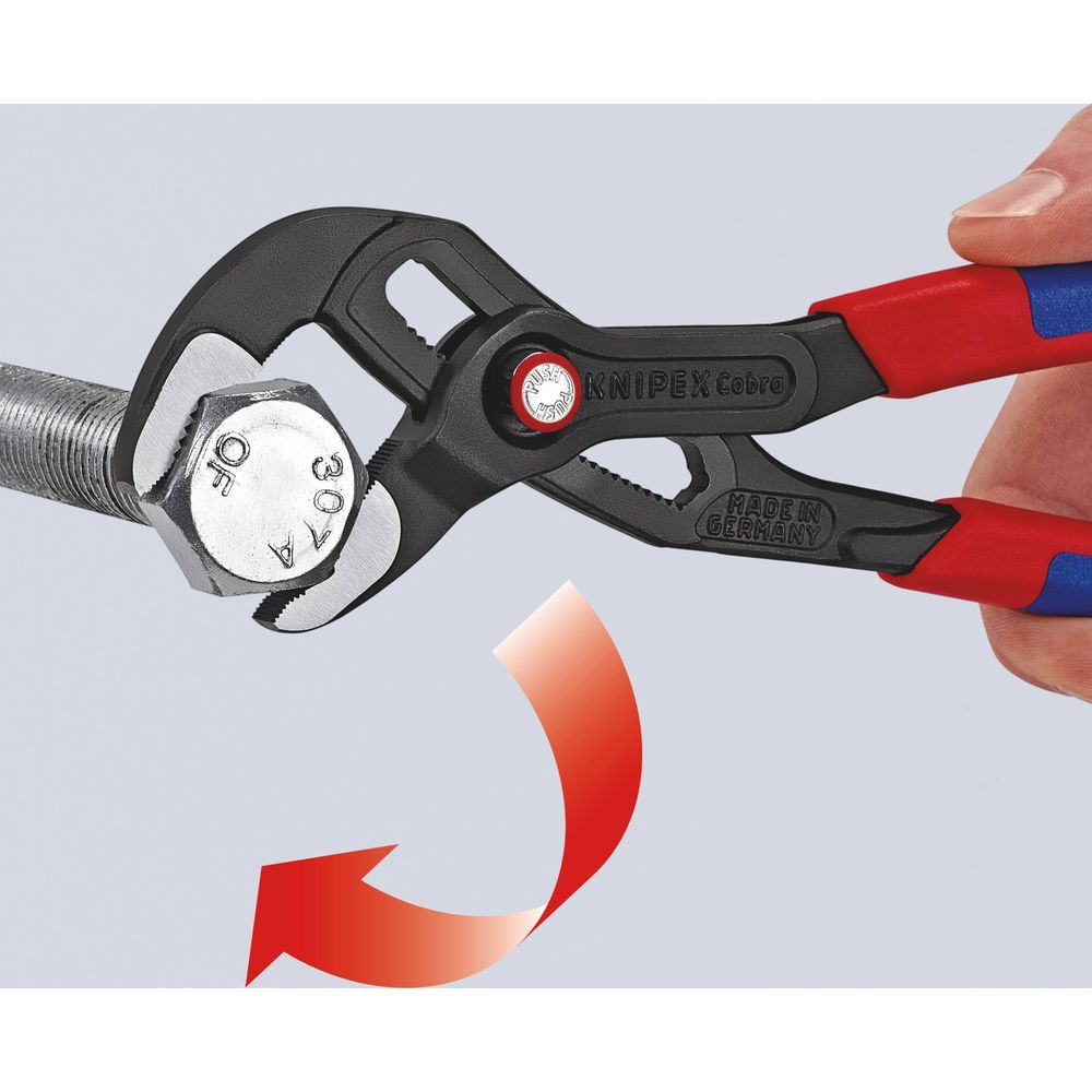 Dłoń trzyma śrubę za pomocą kombinerki. Czerwona strzałka wskazuje ruch w lewo.