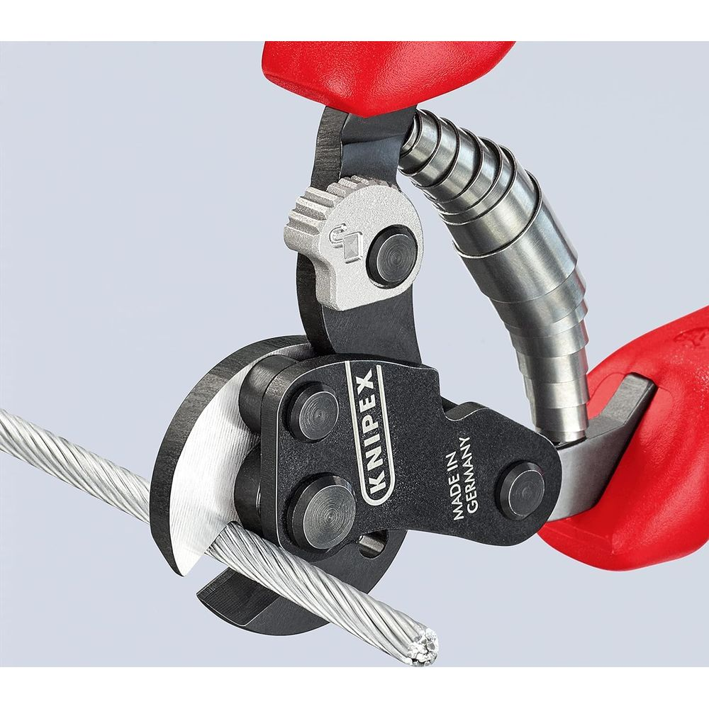 Knipex-Drahtseilschneider schneiden dickes Kabel mit roten Griffen.