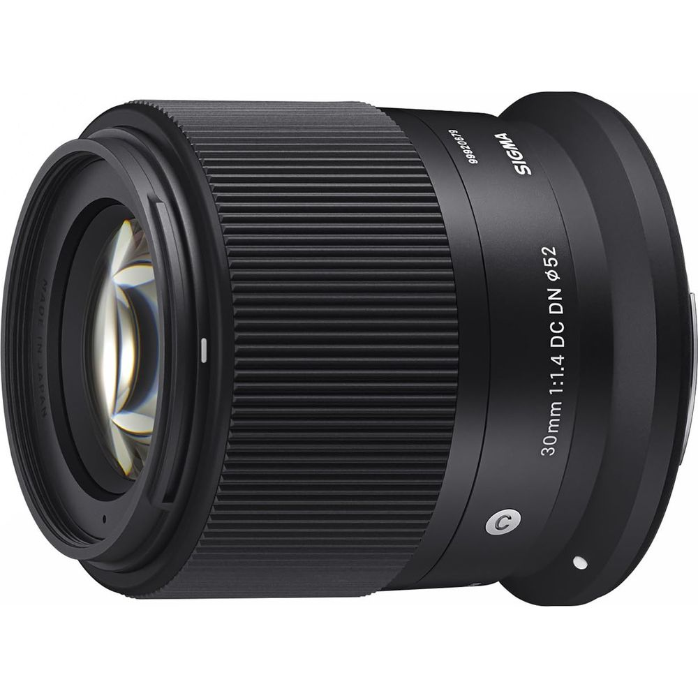 Een zwarte Sigma 30mm 1:1,4 DC DN lens met geribbelde ringen.