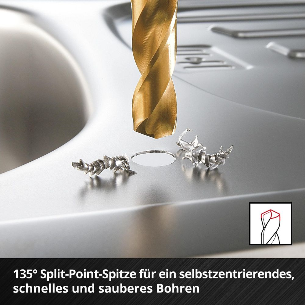 Goldener Bohrer bohrt Loch in Metall, Späne liegen daneben.