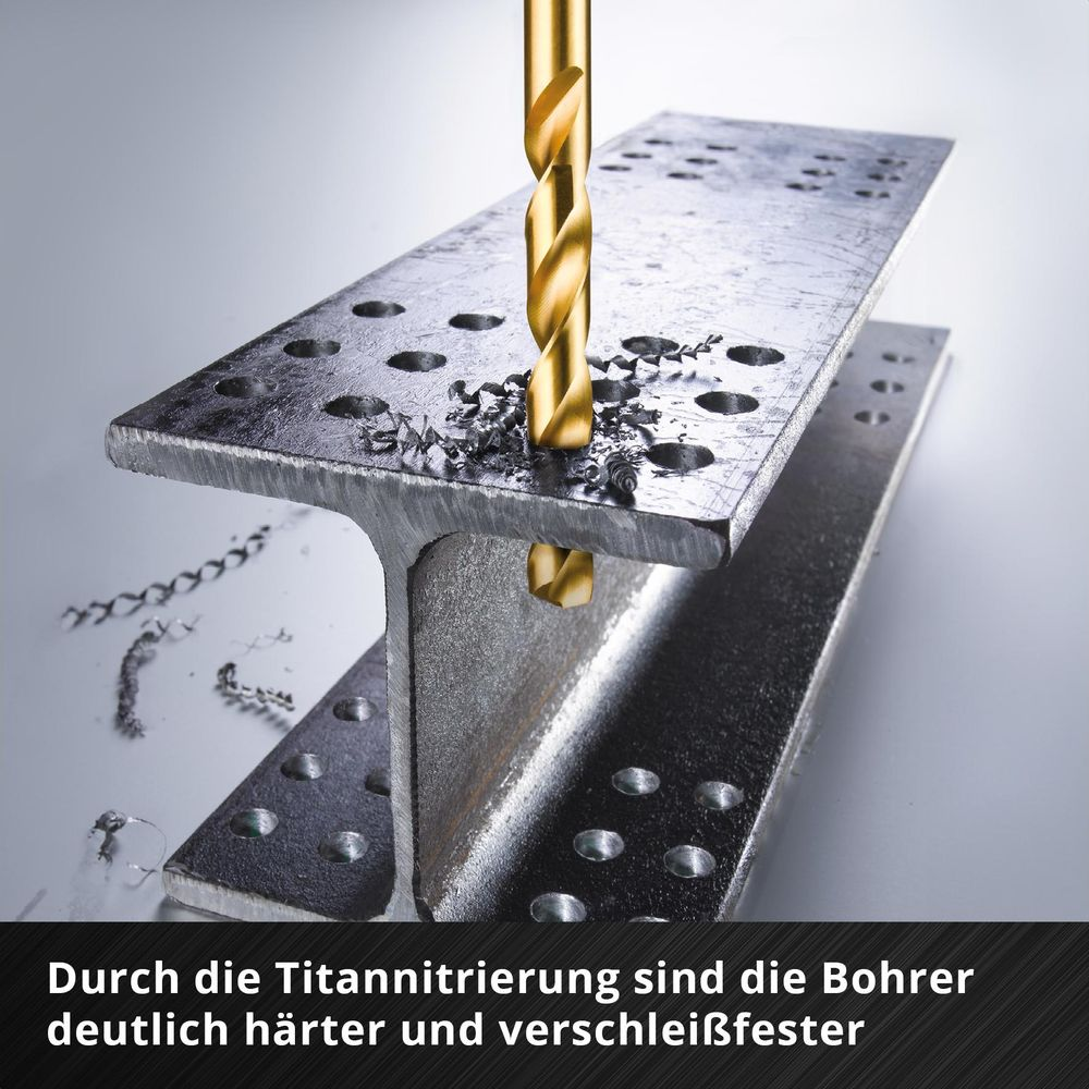 Ein goldener Bohrer bohrt Metallspäne ab, die auf einer Stahlträgeroberfläche liegen.