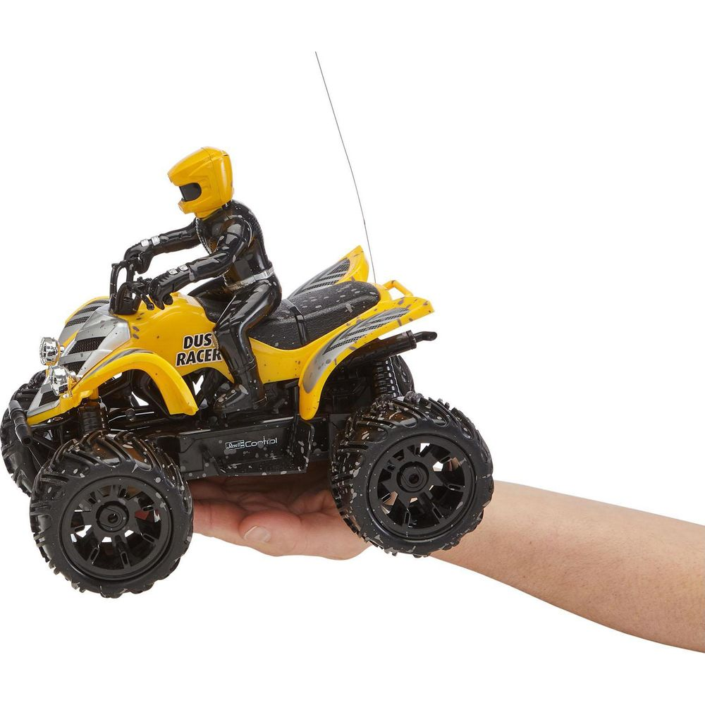 Ein gelber ferngesteuerter Quad mit Fahrer auf einer Hand.