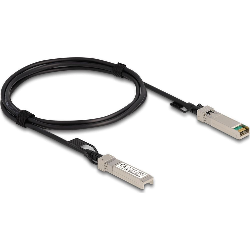 Cavo nero con due connettori SFP argentati, su sfondo bianco.