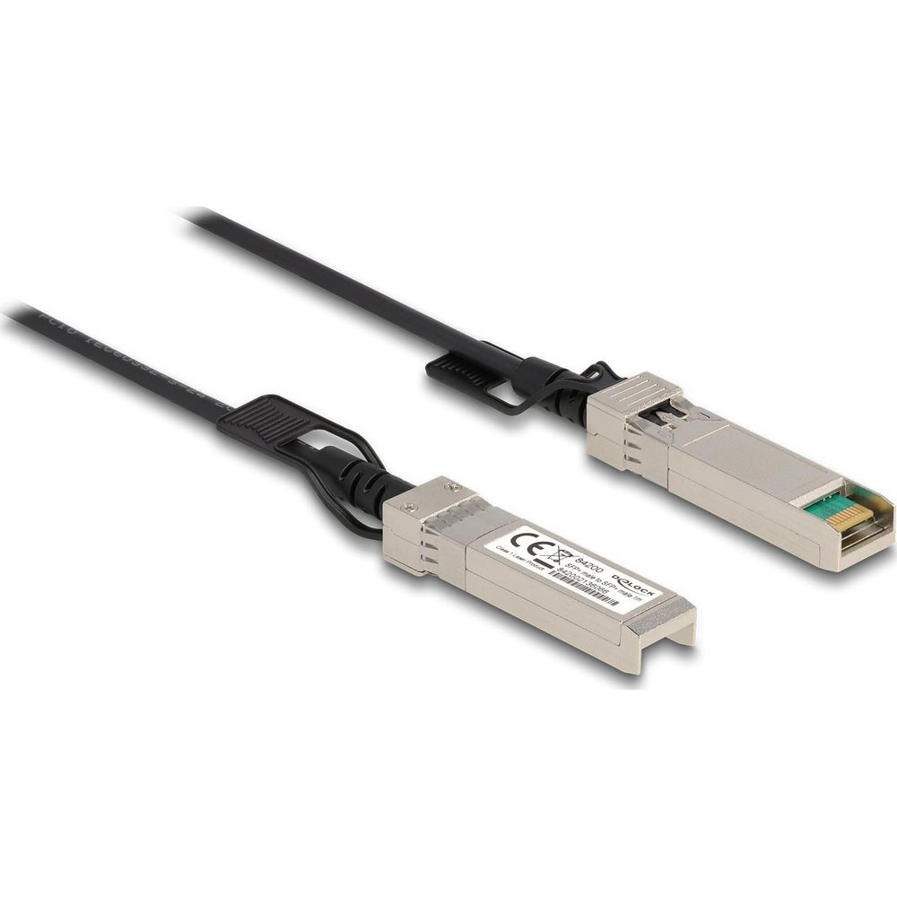 Due moduli SFP argentati con cavi neri su sfondo bianco.