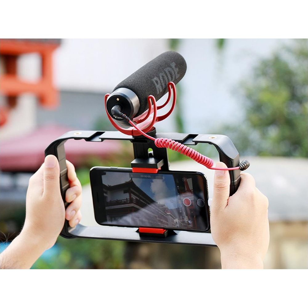 Smartphone rig met microfoon en rode kabel voor filmen.