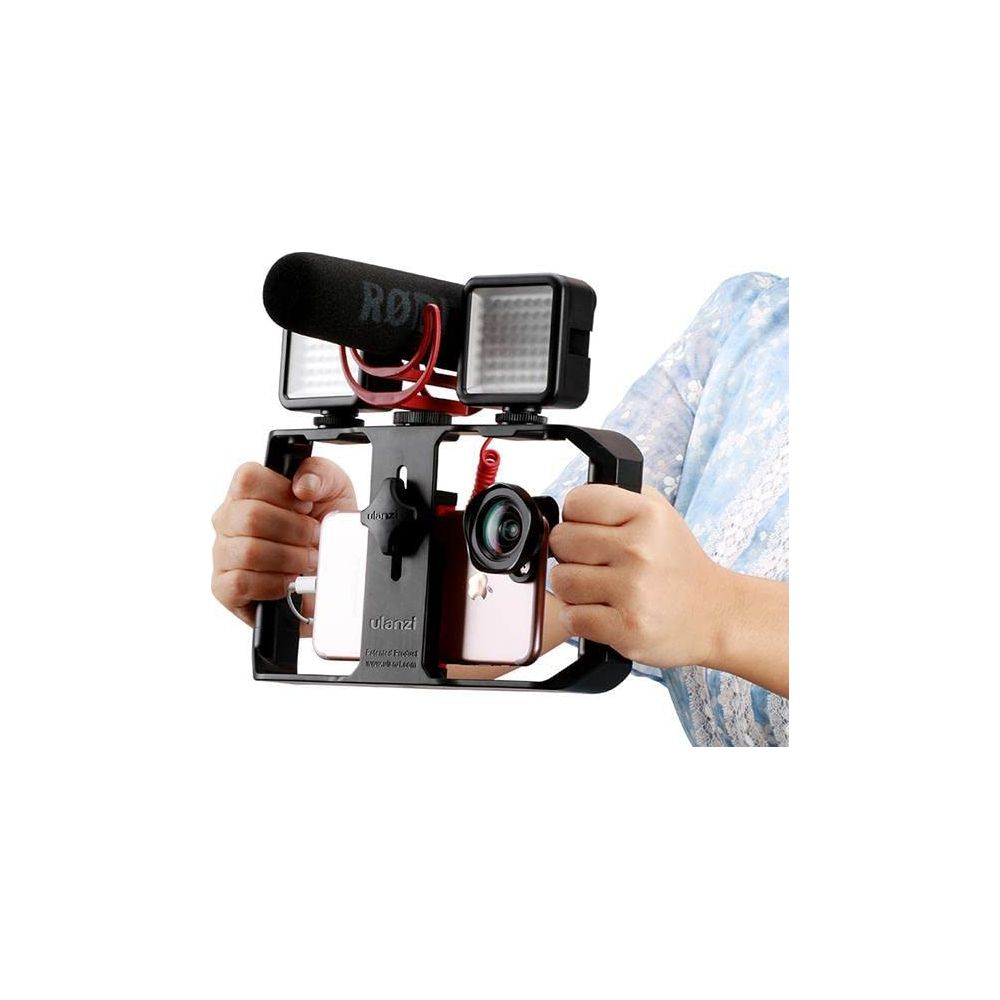 Een persoon houdt een smartphone-rig vast met microfoon en lampen voor videoproductie.