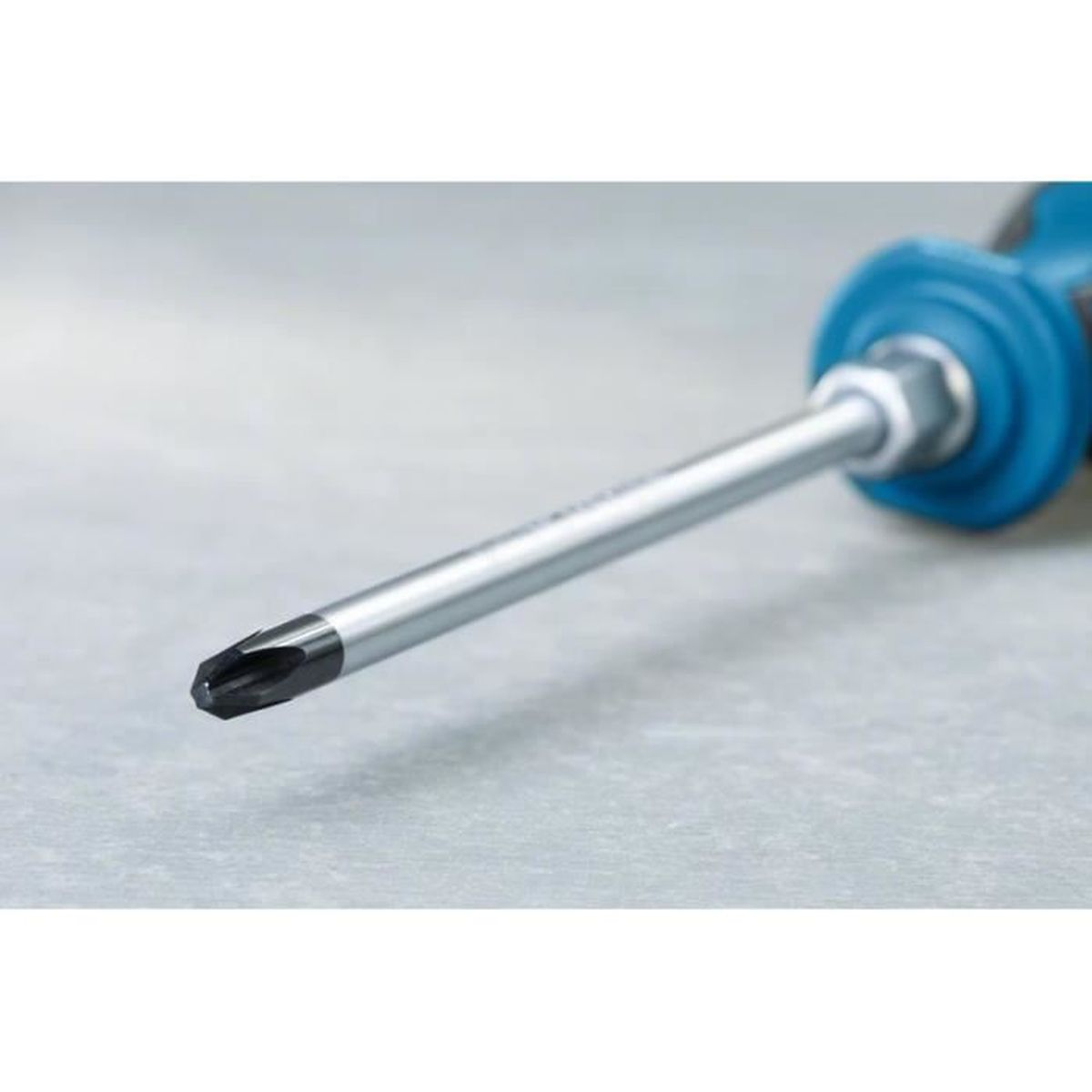 Torx uçlu ve mavi saplı tornavida gri yüzeyde duruyor.