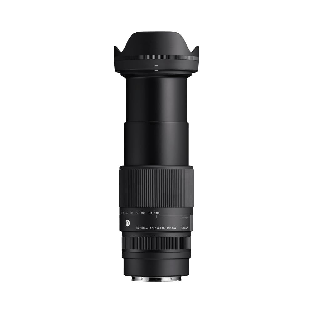 Ein schwarzes Sigma 16-300mm Objektiv mit Sonnenblende, auf weißem Grund.