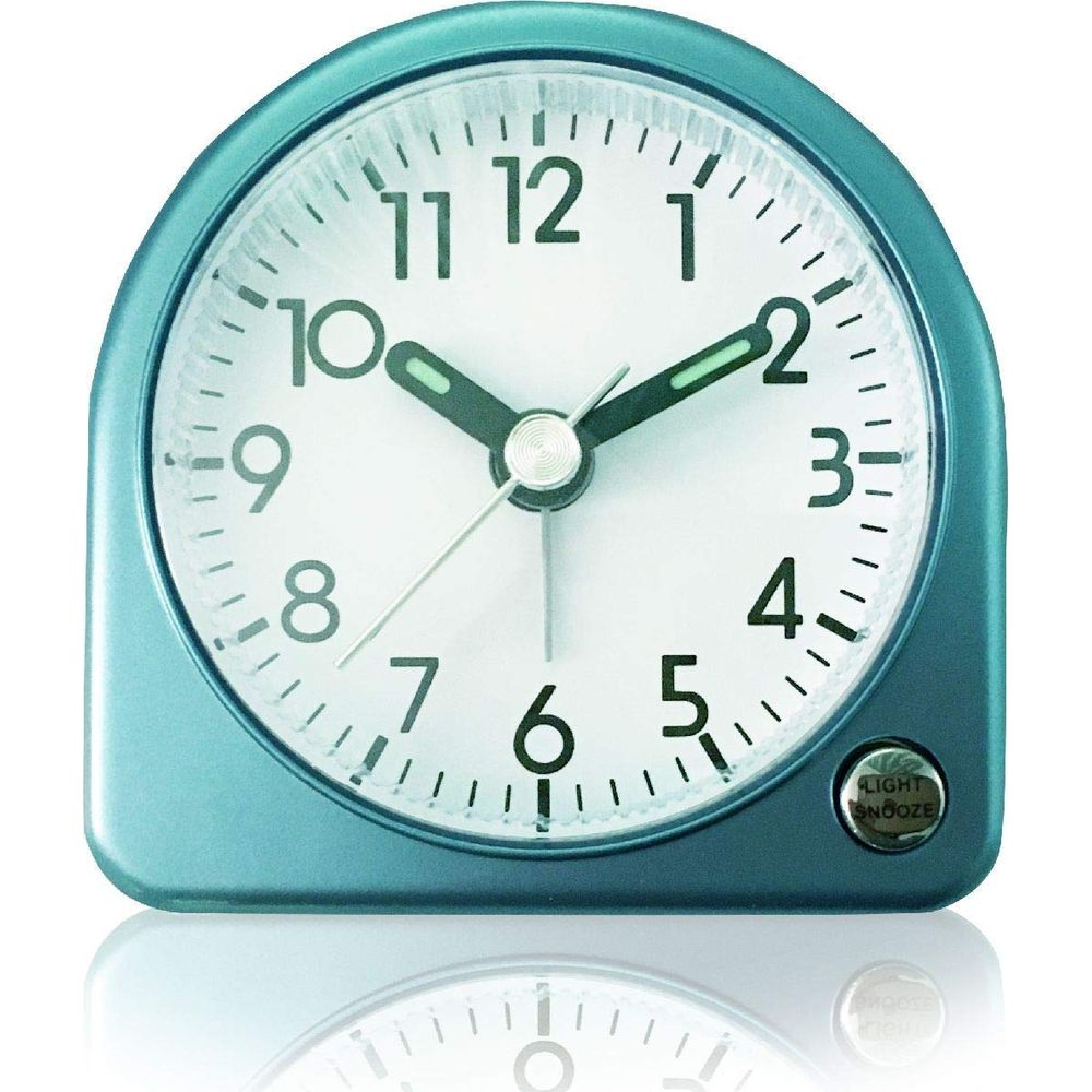 Ein blauer Wecker mit weißem Zifferblatt und schwarzen Zeigern. Es ist 10:10 Uhr.