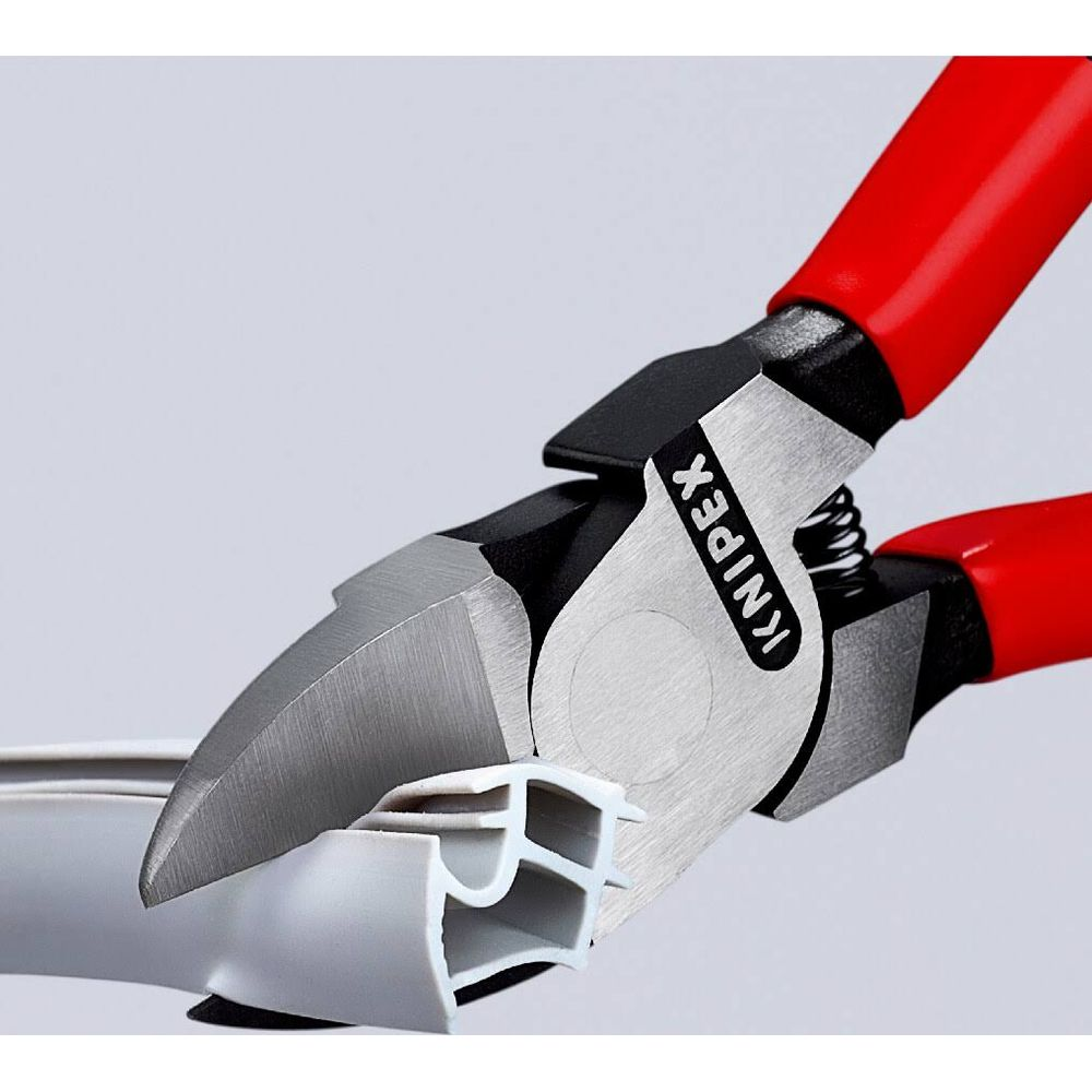 Rote Zangengriffe schneiden ein weißes Profil. Knipex-Logo auf Metall.