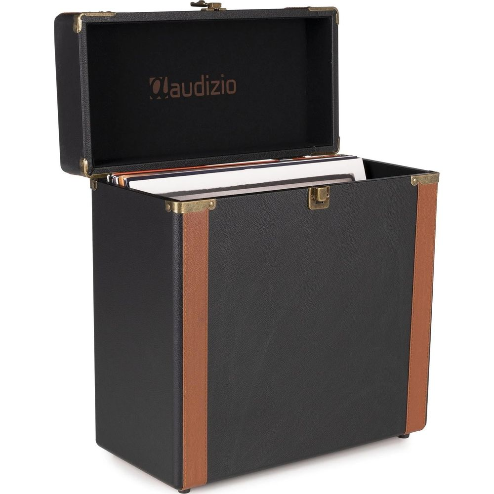 Estuche negro para discos con ribete marrón y herrajes de latón, abierto con discos.