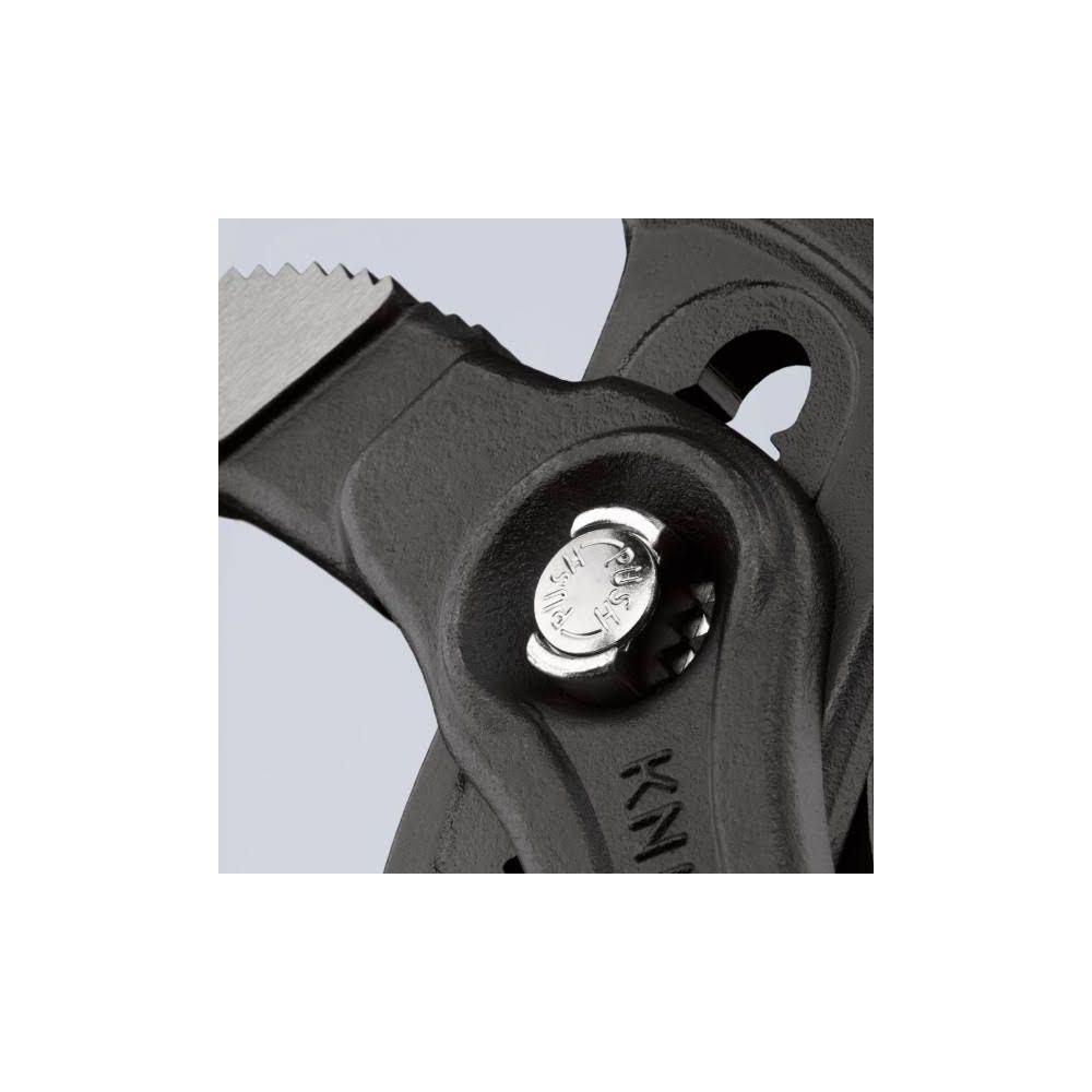 Zbliżenie czarnych szczypiec ze srebrną śrubą i ząbkowanymi szczękami.