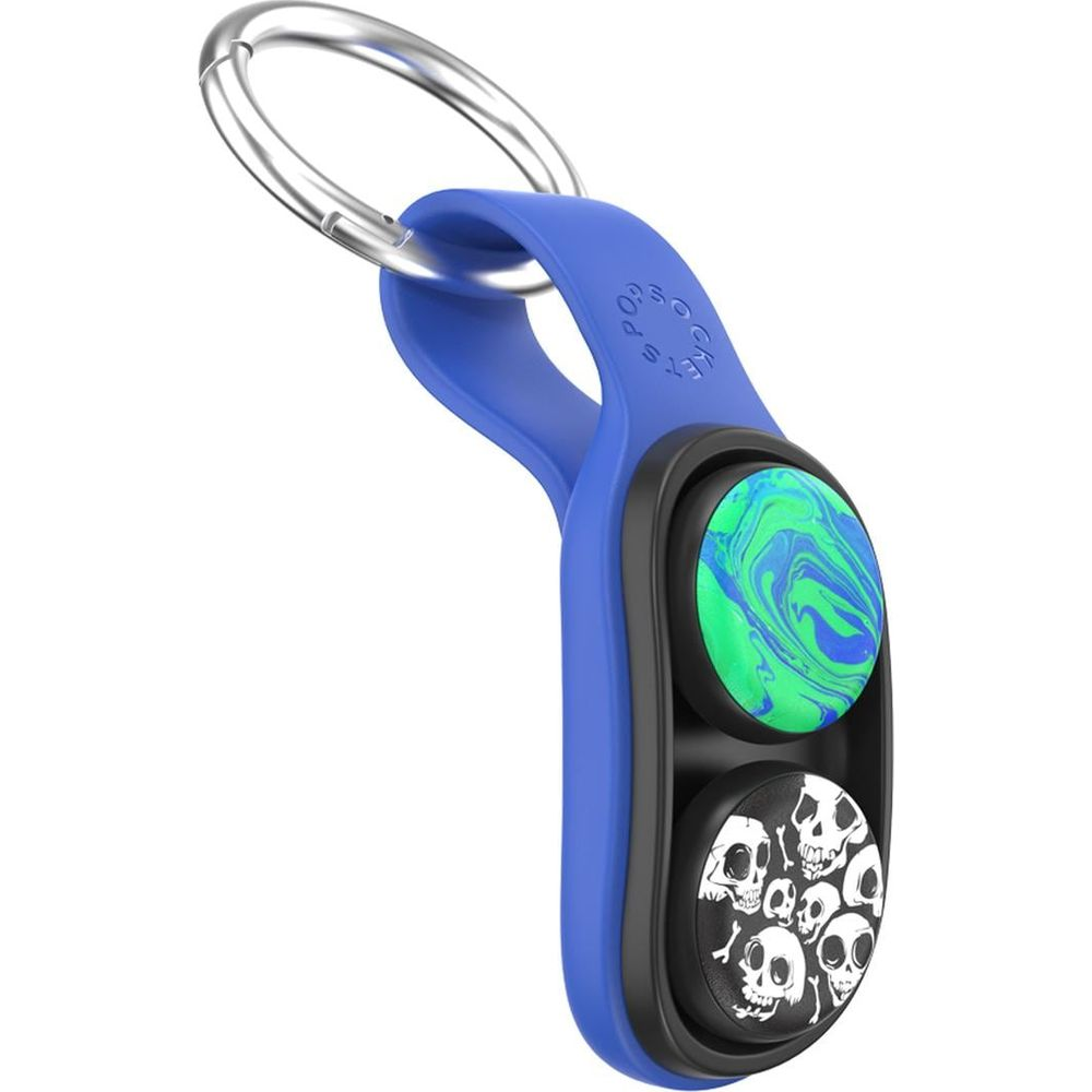 Un portachiavi blu con due PopSockets: uno con motivo marmorizzato blu-verde, uno con teschi.