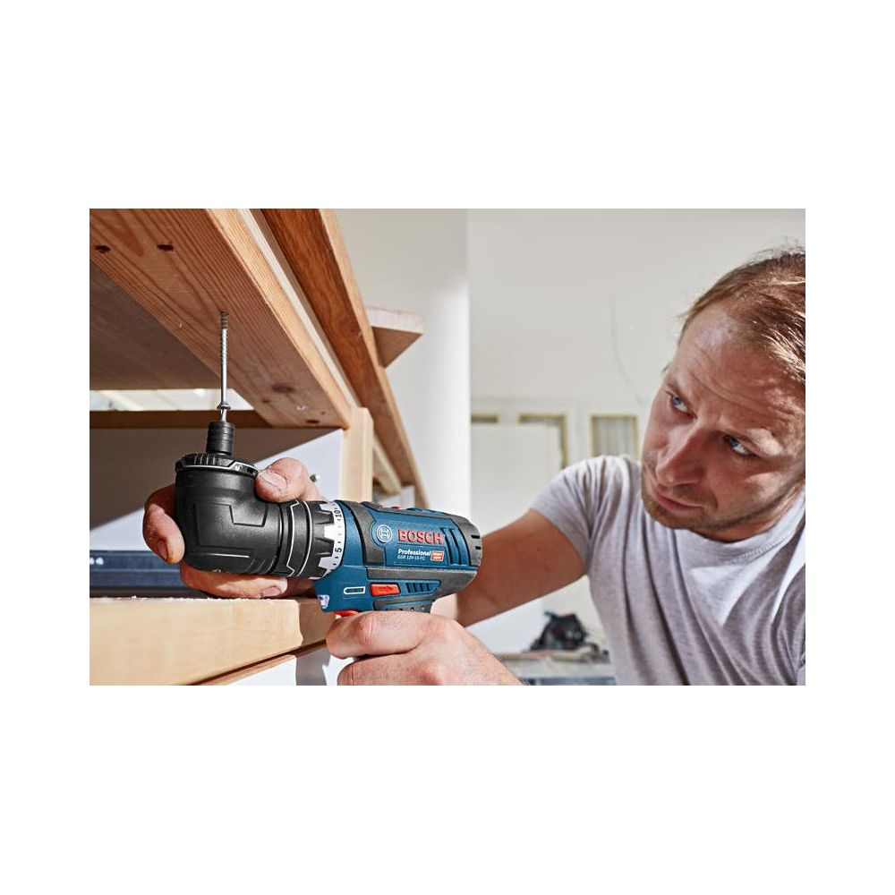 Mężczyzna używa niebieskiej wkrętarki akumulatorowej Bosch do wkręcania śruby w drewno.