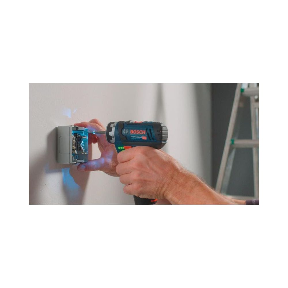Osoba używa niebieskiej wiertarki Bosch do instalacji białego gniazdka elektrycznego. Widoczna drabina.