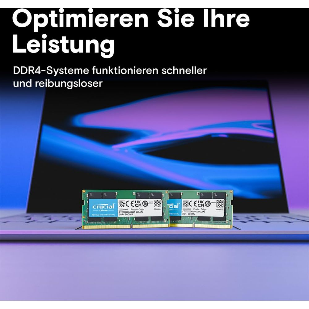 Dwa zielone moduły RAM DDR4 leżą na klawiaturze laptopa.