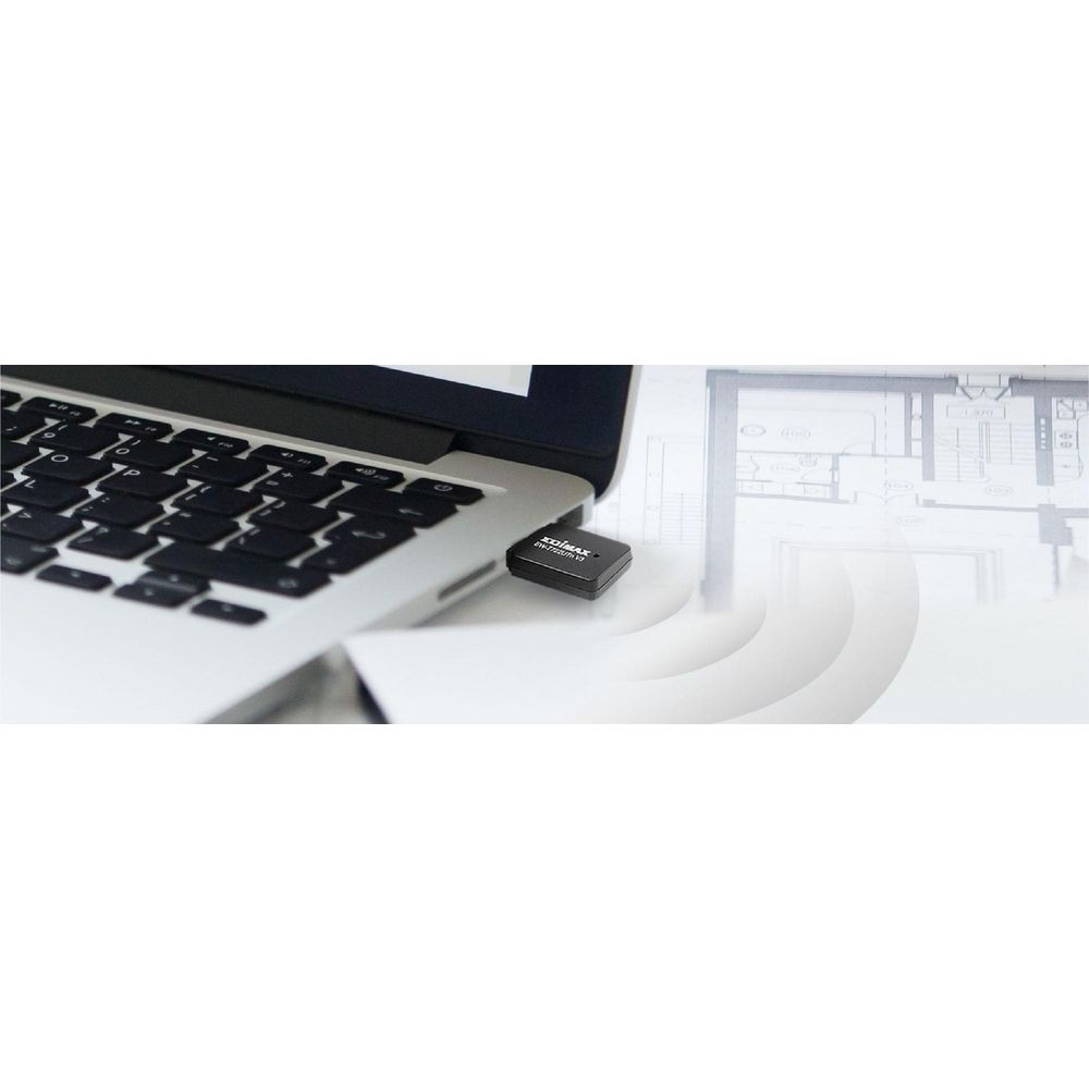 Un dongle USB nero collegato a un laptop; planimetrie sullo sfondo.
