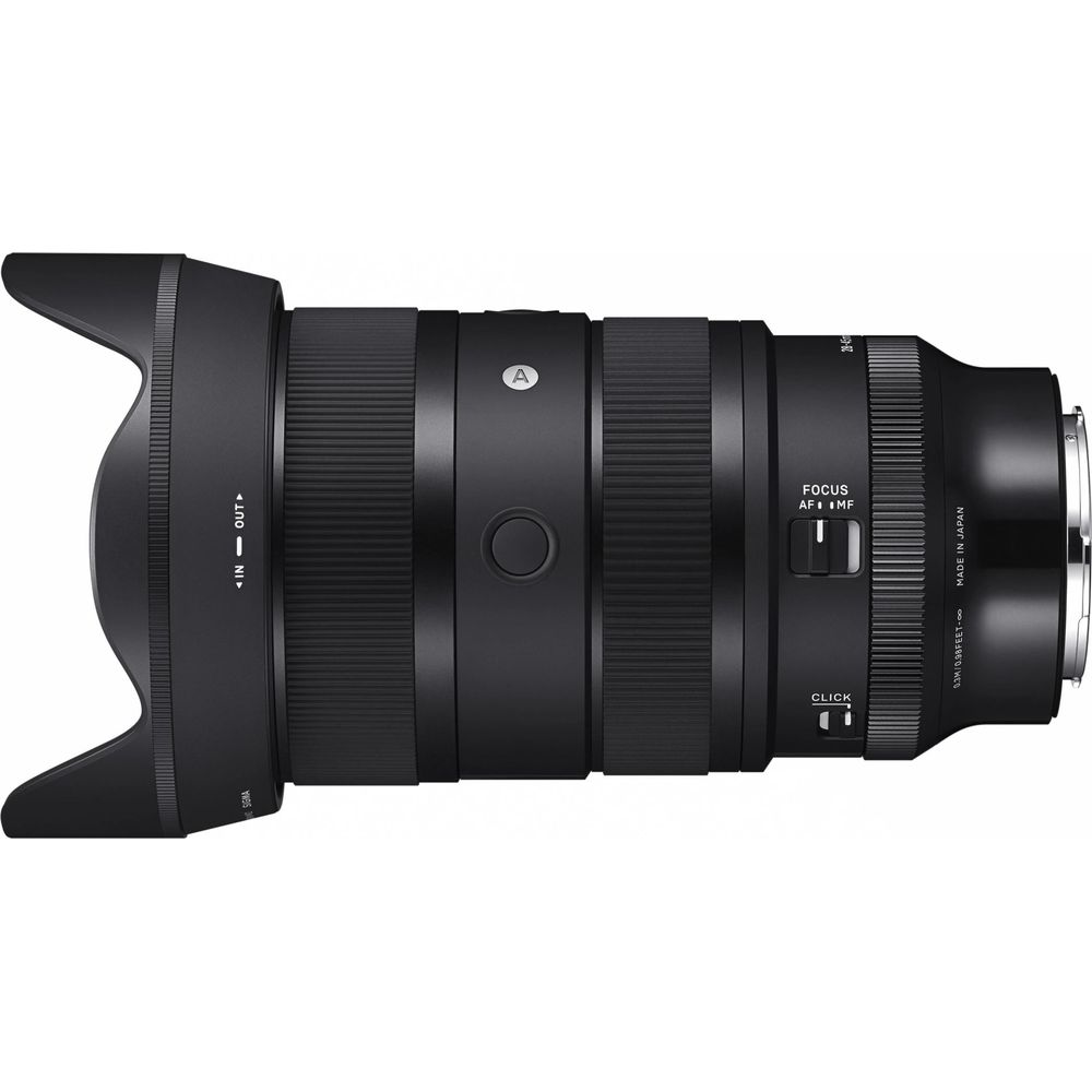 Czarny obiektyw aparatu z pierścieniami ostrości i zoomu, wyprodukowano w Japonii.