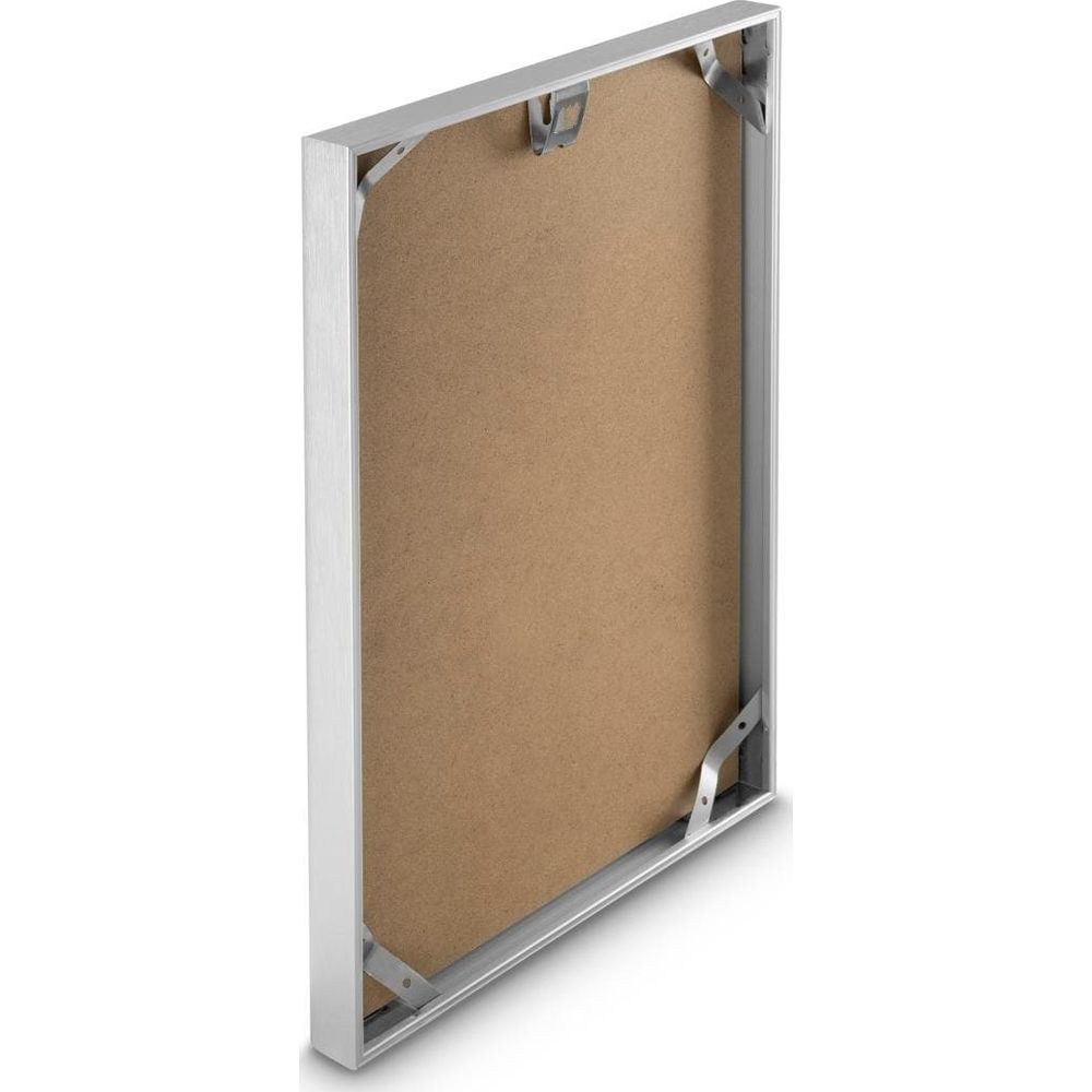 Rückseite eines silbernen Bilderrahmens mit brauner Rückwand und Metallwinkeln.