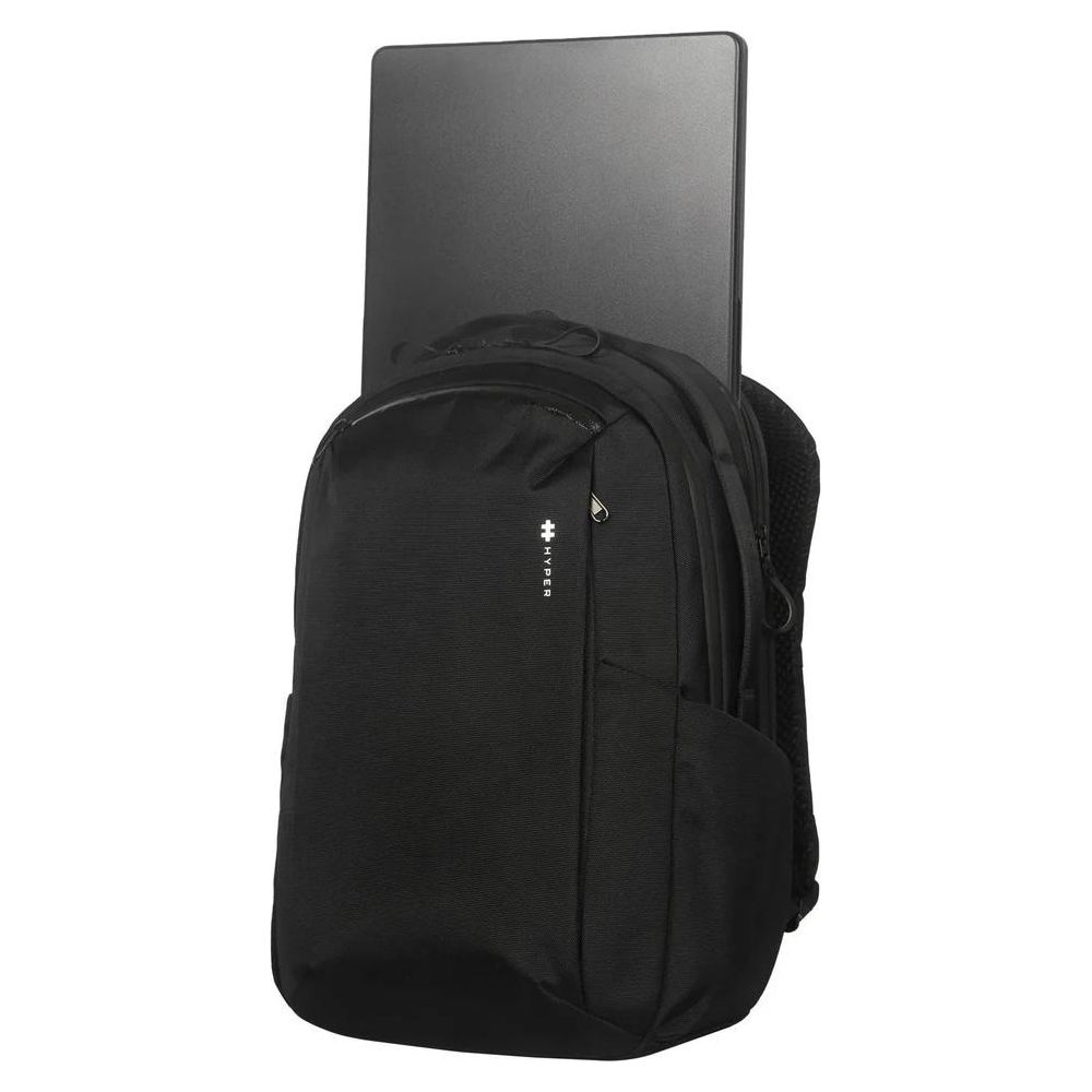 Uno zaino nero con un laptop che sporge dalla cima.