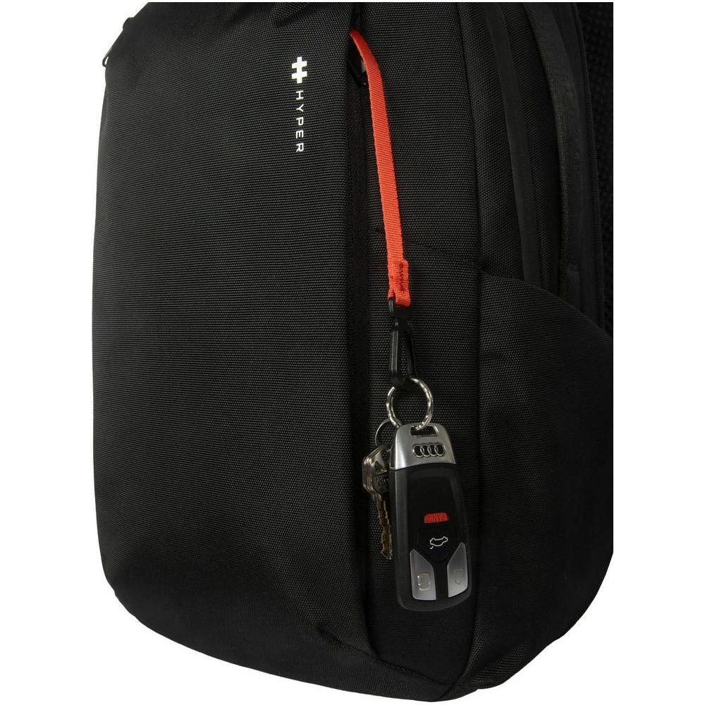 Zaino nero con portachiavi con logo Audi e cinturino rosso.