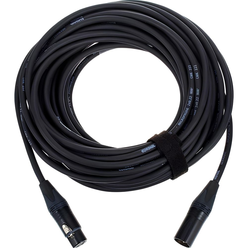 Cavo microfono nero, arrotolato, con connettori XLR.