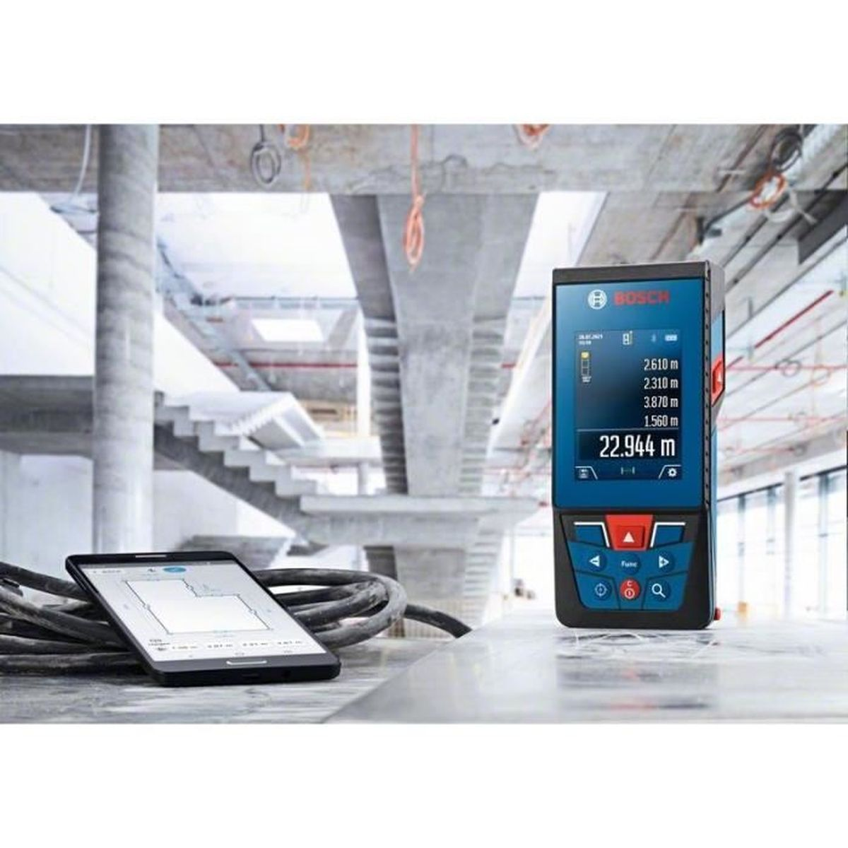 Bosch lazer metre ve akıllı telefon inşaat alanında.