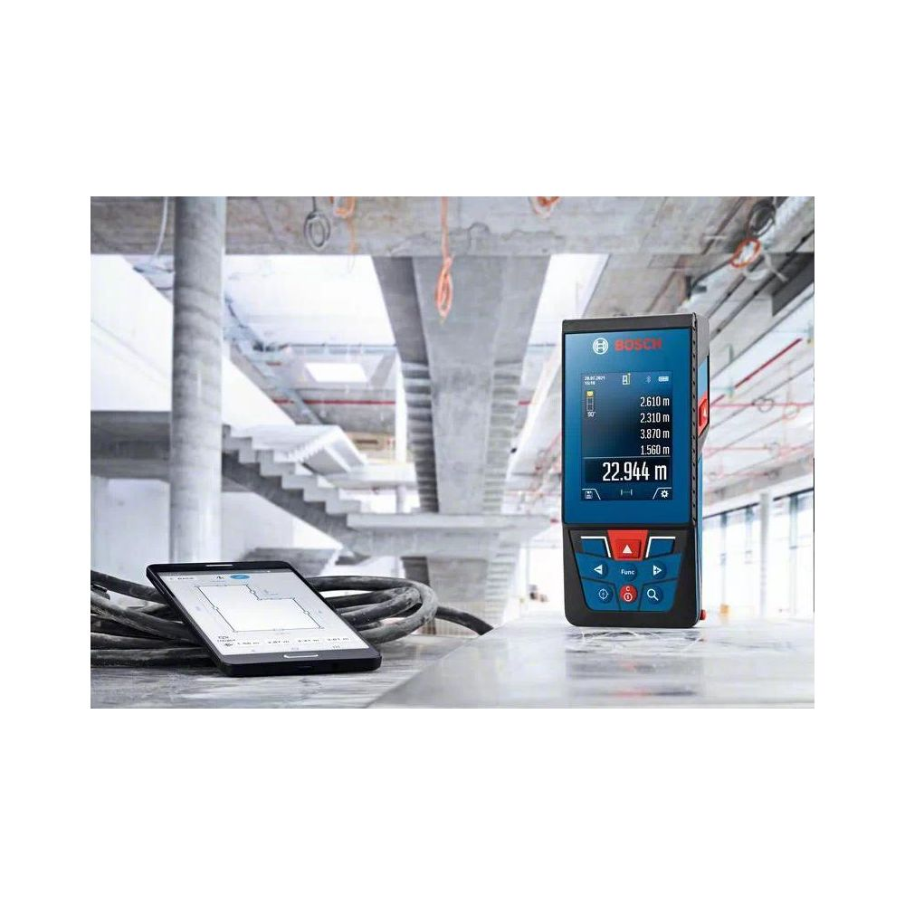 Bosch lazer metre ve akıllı telefon inşaat alanında.
