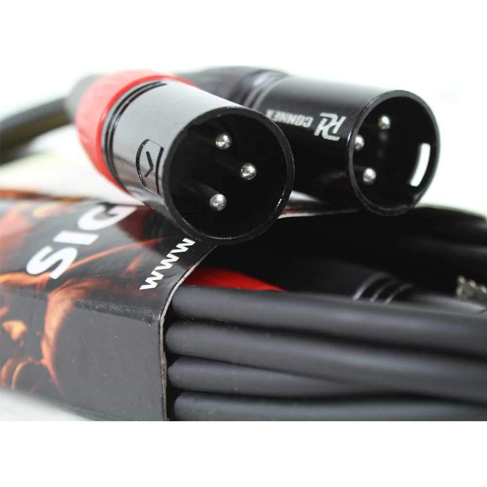Dos conectores XLR con marca roja y pines plateados yacen sobre un cable.