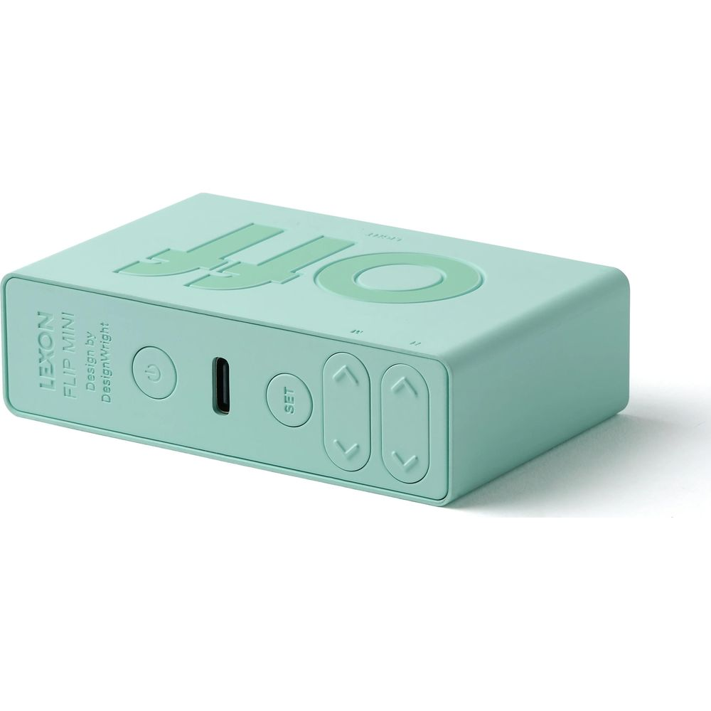 Ein hellgrüner digitaler Wecker mit den Aufschriften "LEXON FLIP MINI" und "OFF".