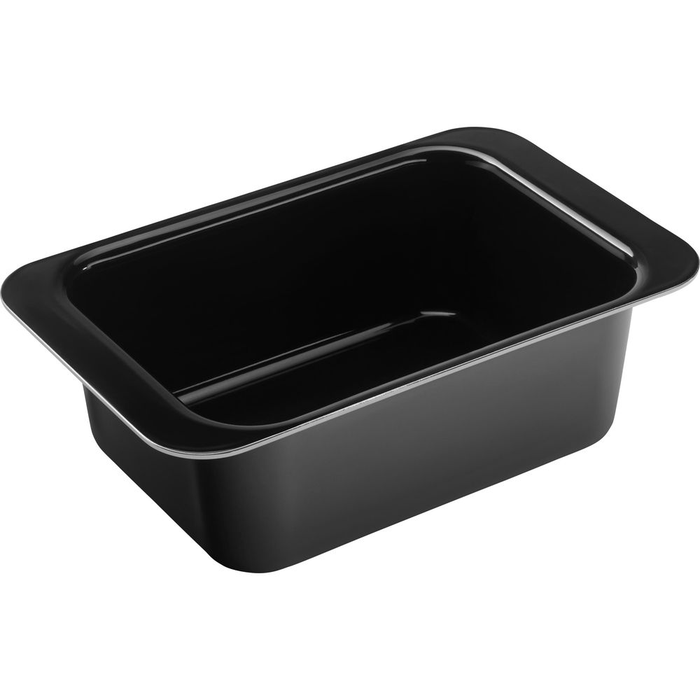 Un plat de cuisson noir rectangulaire avec un rebord argenté sur fond blanc.