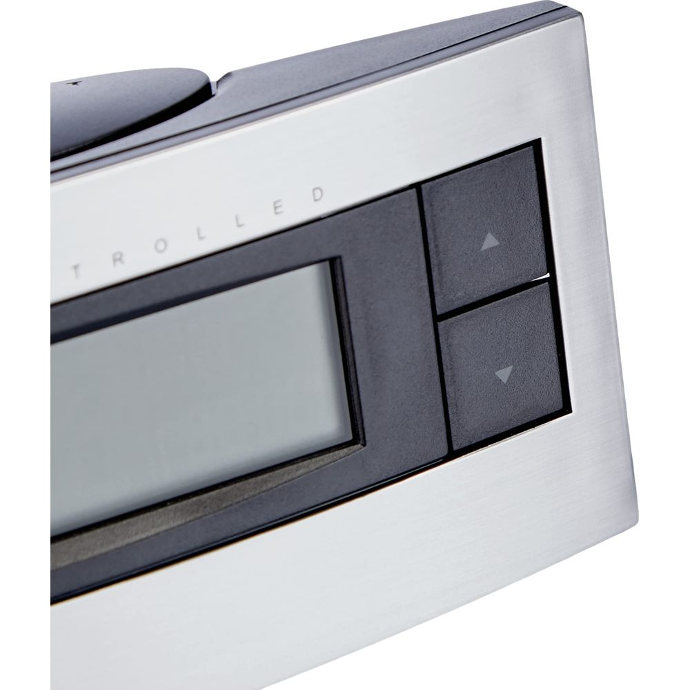 Nahaufnahme eines digitalen Displays mit Tasten und Metallgehäuse.