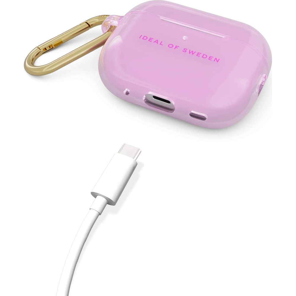 Een roze hoesje met gouden karabijnhaak en een witte USB-C kabel.