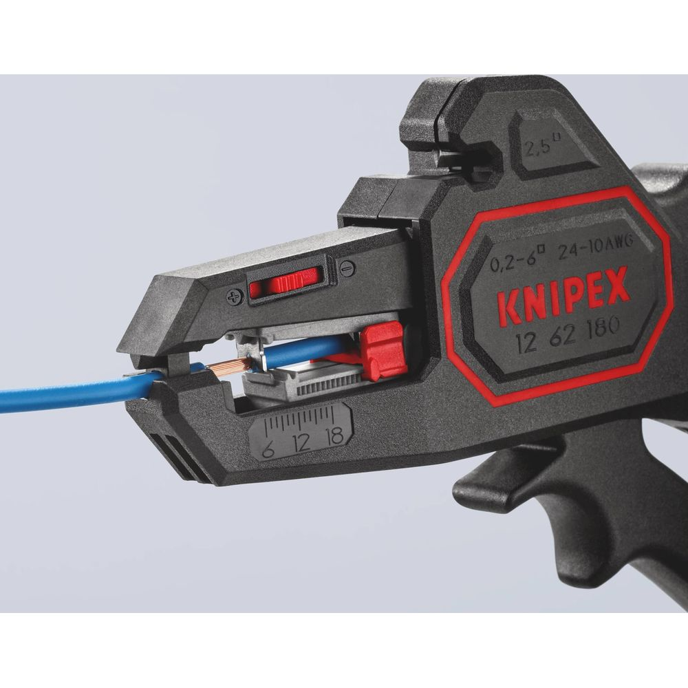 Una pelacables Knipex con cable azul, vista de cerca.
