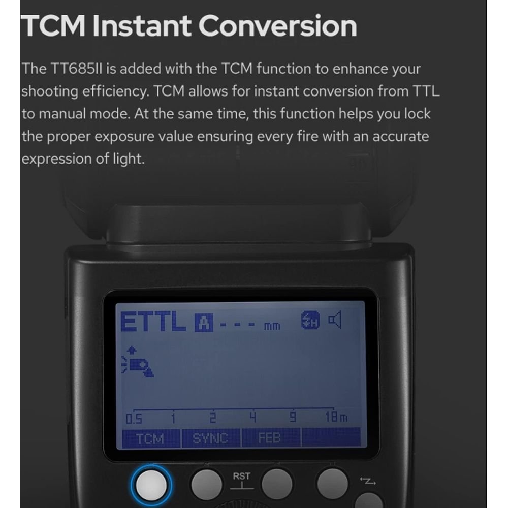 Ein Blitzgerät mit LCD-Display, das ETTL, TCM, SYNC und FEB anzeigt.