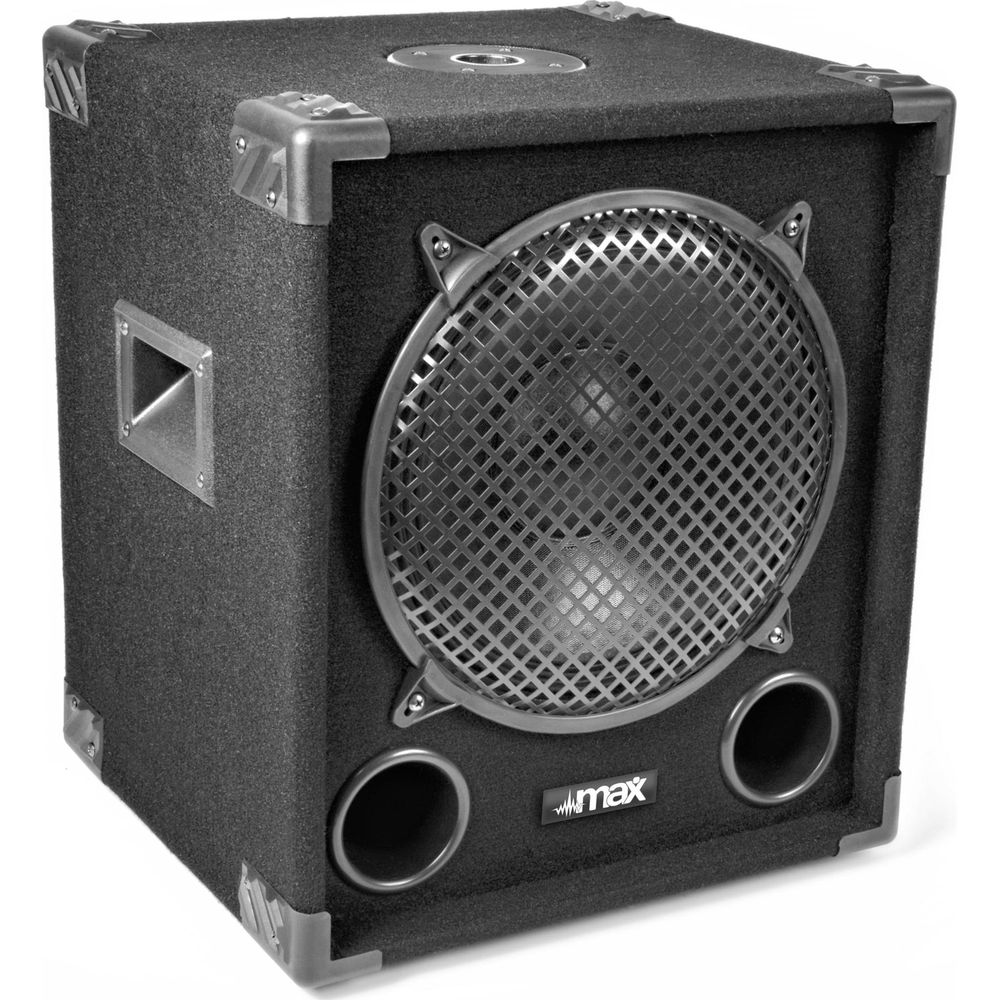 Altavoz negro con rejilla metálica y dos puertos bass reflex.
