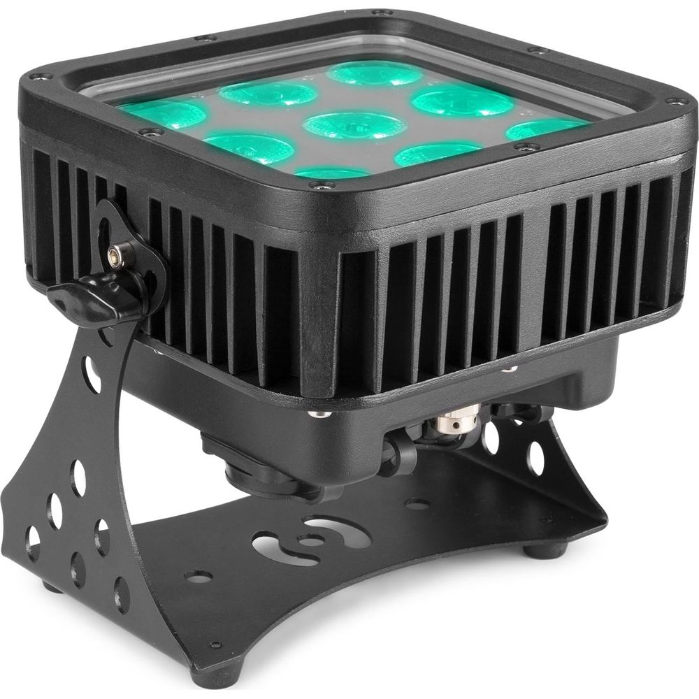Un foco LED par negro con luces verdes iluminadas, sobre un soporte.