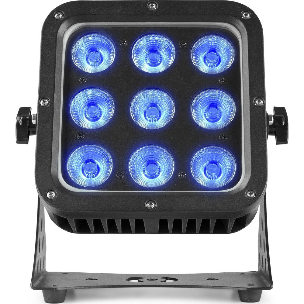 Un foco cuadrado negro con nueve luces azules, montado en un soporte metálico.