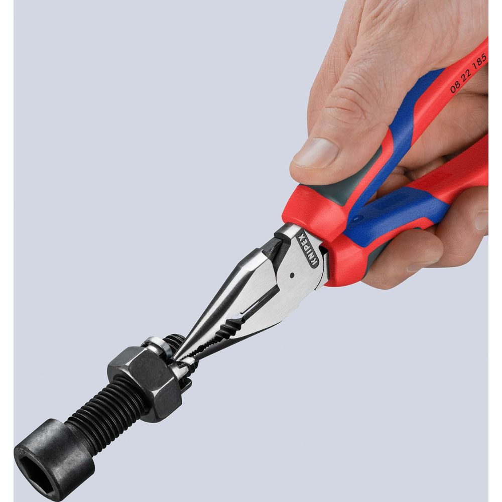 Szczypce trzymające śrubę i nakrętkę, z czerwonymi i niebieskimi uchwytami.